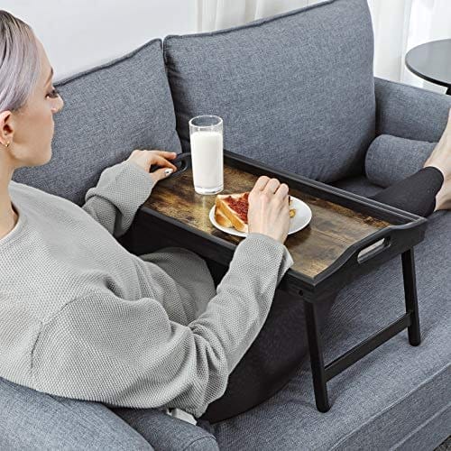Songmics Bed Tray Bord med bambusfoldningsben, morgenmadsbakke til sofa, seng, servering af snackbakke med rille til telefon tablet, bærbar skrivebord, rustik brun LLD106B01 3 Songmics Bed Tray Bord med bambusfoldningsben, morgenmadsbakke til sofa, seng, servering af snackbakke med rille til telefon tablet, bærbar skrivebord, rustik brun LLD106B01 - Billede 3