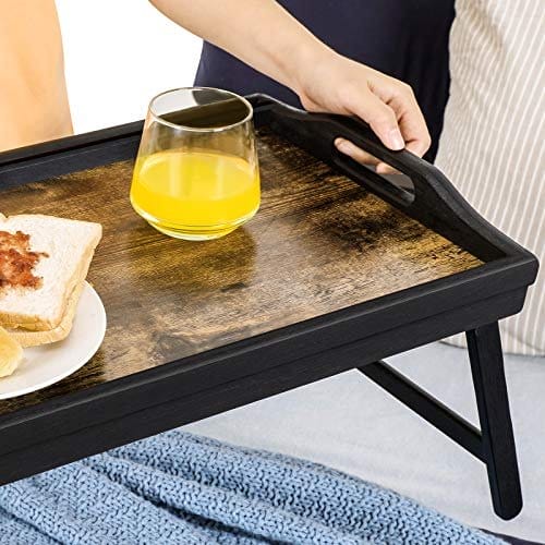 Songmics Bed Tray Bord med bambusfoldningsben, morgenmadsbakke til sofa, seng, servering af snackbakke med rille til telefon tablet, bærbar skrivebord, rustik brun LLD106B01 5 Songmics Bed Tray Bord med bambusfoldningsben, morgenmadsbakke til sofa, seng, servering af snackbakke med rille til telefon tablet, bærbar skrivebord, rustik brun LLD106B01 - Billede 5