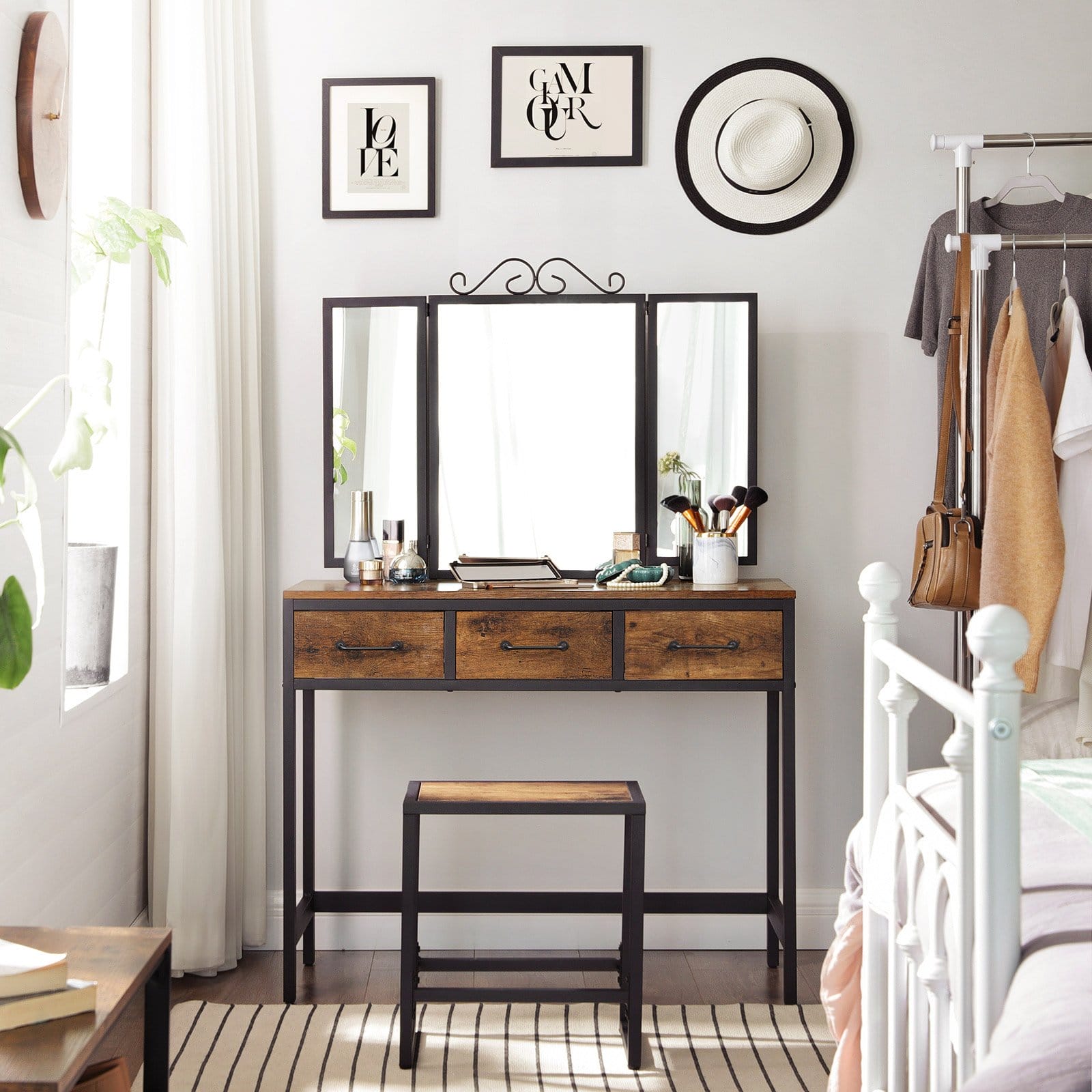 VASAGLE Dressing table with 7 Drawers, Makeup Table with Tri-Fold Necklace Hooked Mirror, 2 Brush Slots and 4 Open Compartments, Solid Wood Legs, Cushioned Stool, White RDT60WT 2 VASAGLE Dressing table with 7 Drawers, Makeup Table with Tri-Fold Necklace Hooked Mirror, 2 Brush Slots and 4 Open Compartments, Solid Wood Legs, Cushioned Stool, White RDT60WT - Billede 2