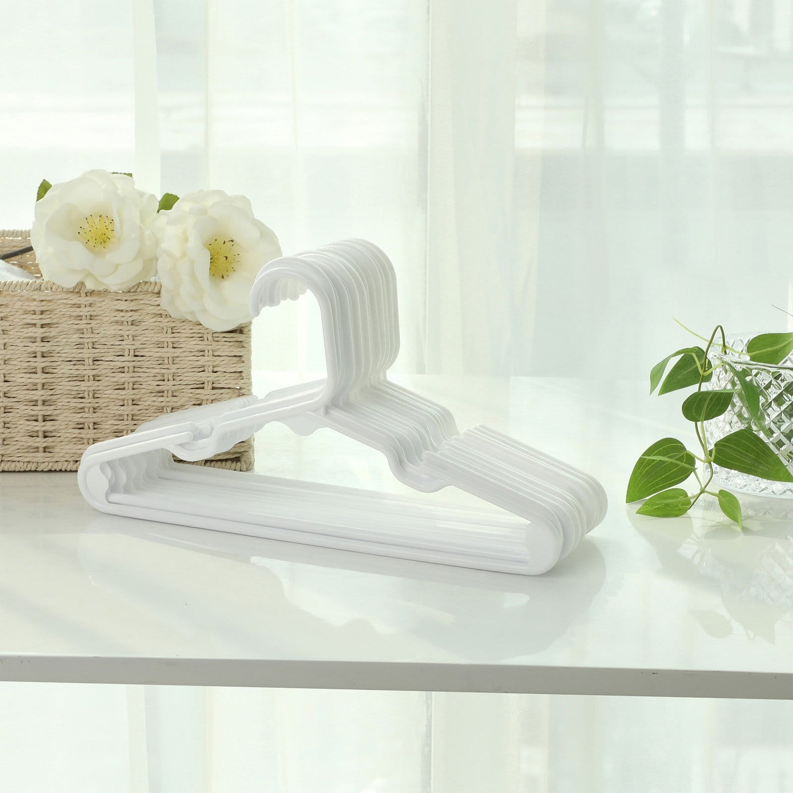 SONGMICS 30 Pack Plastic Nursery Hangers, Baby/Kids Hangers, Space Saving, With Widened Grooves and Reinforced Corners, Nice size for a baby’s wardrobe/closet/cupboard, 29.5 cm, White CRP06W-30 4 SONGMICS 30 Pack Plastic Nursery Hangers, Baby/Kids Hangers, Space Saving, With Widened Grooves and Reinforced Corners, Nice size for a baby’s wardrobe/closet/cupboard, 29.5 cm, White CRP06W-30 - Billede 4