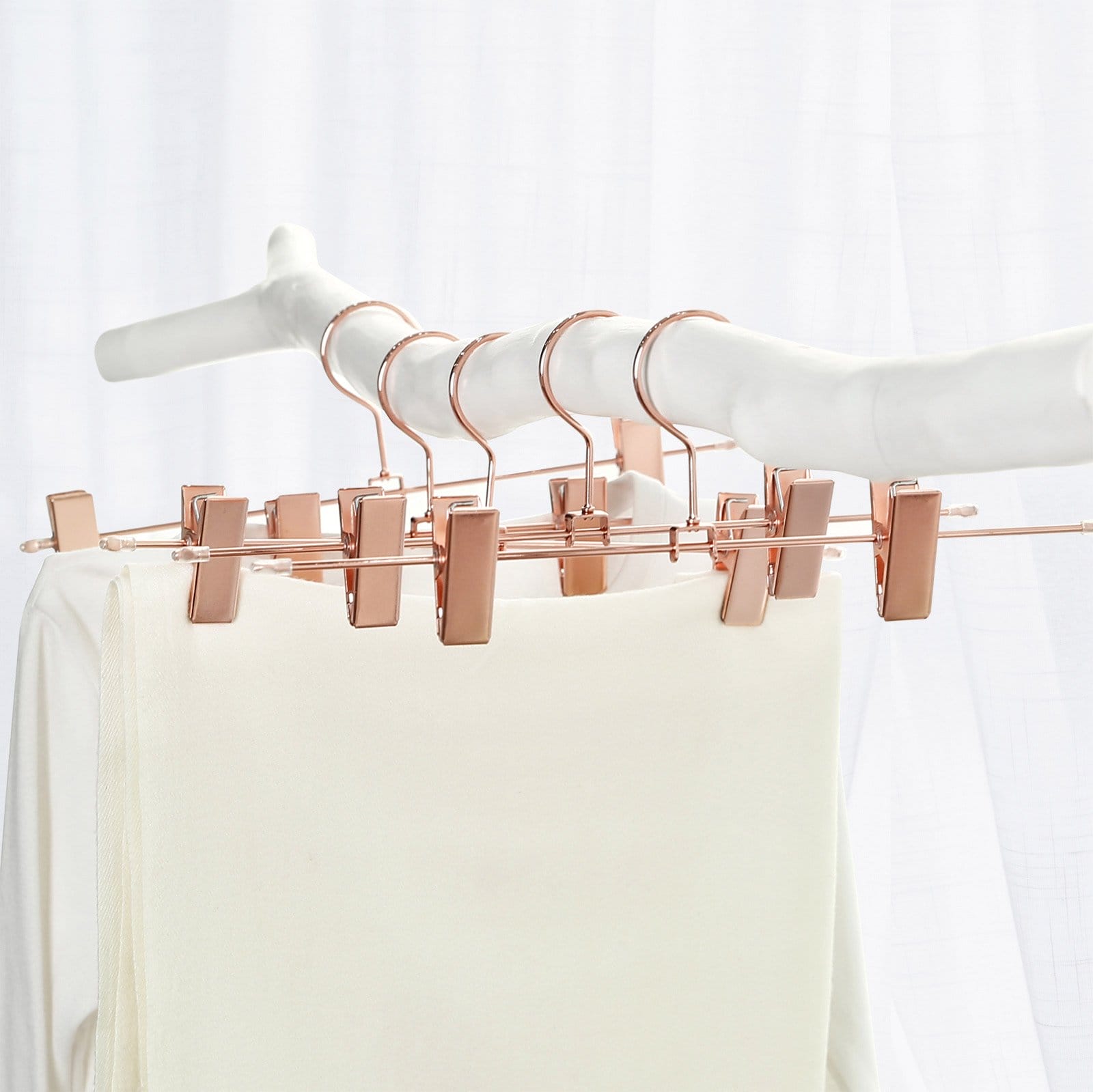 SONGMICS Metal Clothes Hanger 31 cm 2 Non-Slip Clips for Skirts, Trousers, Underwear, Sturdy Hangers, Space Saving Rust-Proof 360° Rotation Pack of 10 CRI46R-10 3 SONGMICS Metal Clothes Hanger 31 cm 2 Non-Slip Clips for Skirts, Trousers, Underwear, Sturdy Hangers, Space Saving Rust-Proof 360° Rotation Pack of 10 CRI46R-10 - Billede 3