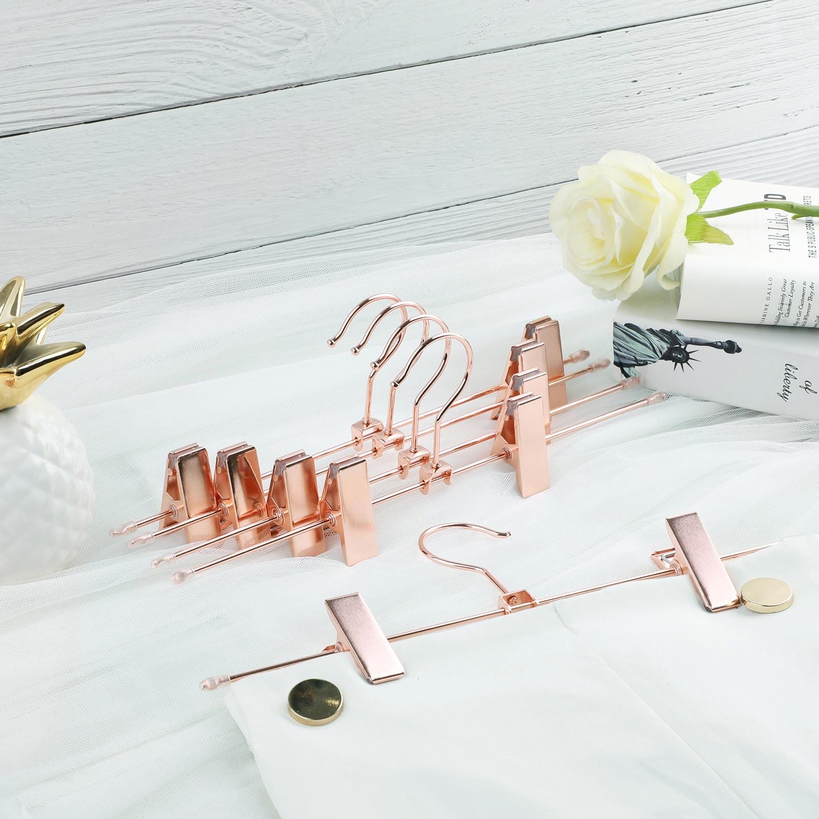 SONGMICS Metal Clothes Hanger 31 cm 2 Non-Slip Clips for Skirts, Trousers, Underwear, Sturdy Hangers, Space Saving Rust-Proof 360° Rotation Pack of 10 CRI46R-10 4 SONGMICS Metal Clothes Hanger 31 cm 2 Non-Slip Clips for Skirts, Trousers, Underwear, Sturdy Hangers, Space Saving Rust-Proof 360° Rotation Pack of 10 CRI46R-10 - Billede 4