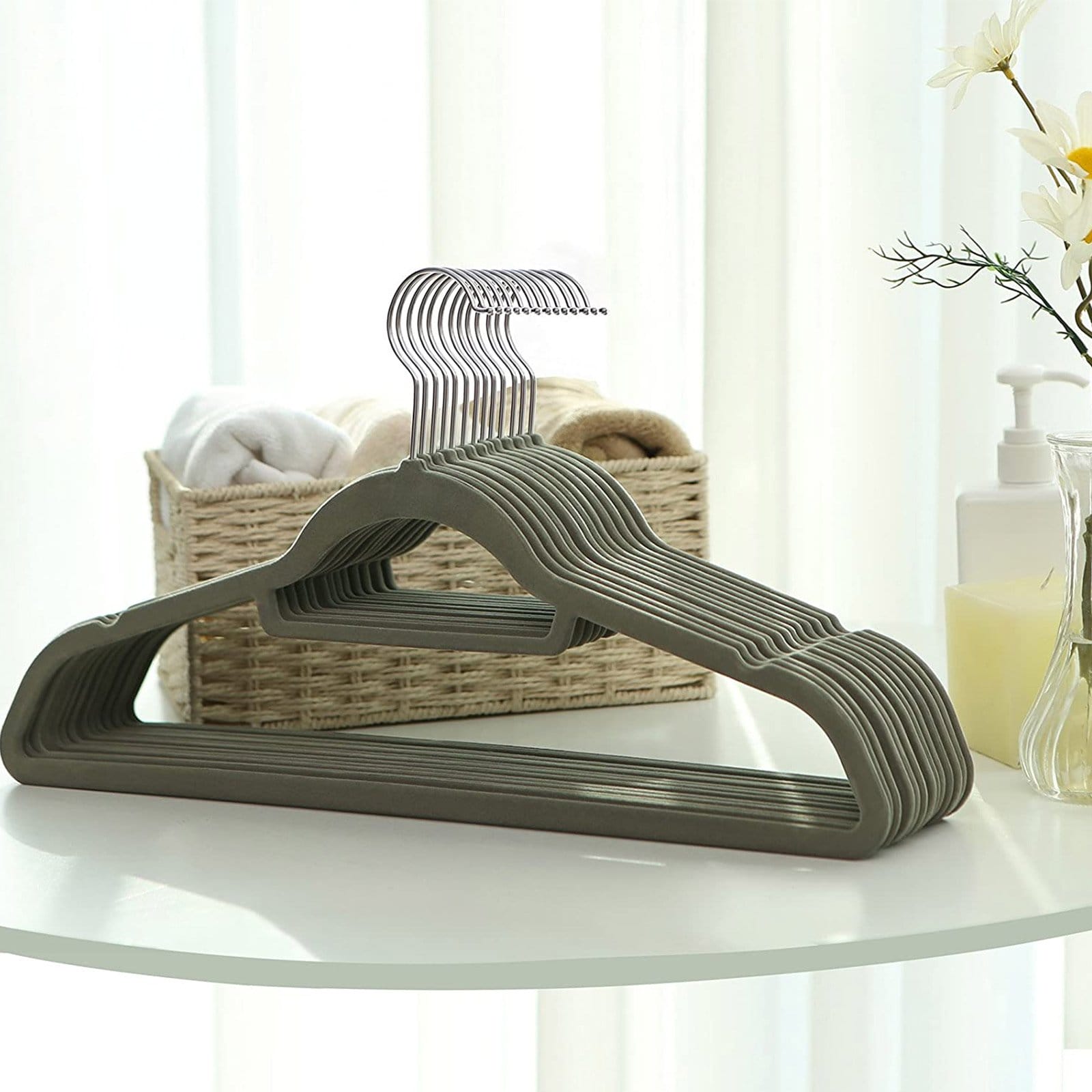 SONGMICS Velvet Hangers, 100 Pack, Non-Slip Clothes Hangers, 0.6 cm Thickness, Space Saving, 360° Swivel Hooks, 43,5 cm Long, for Coat, Jacket, Shirt, Dress, Trousers, Grey CRF100V 2 SONGMICS Velvet Hangers, 100 Pack, Non-Slip Clothes Hangers, 0.6 cm Thickness, Space Saving, 360° Swivel Hooks, 43,5 cm Long, for Coat, Jacket, Shirt, Dress, Trousers, Grey CRF100V - Billede 2