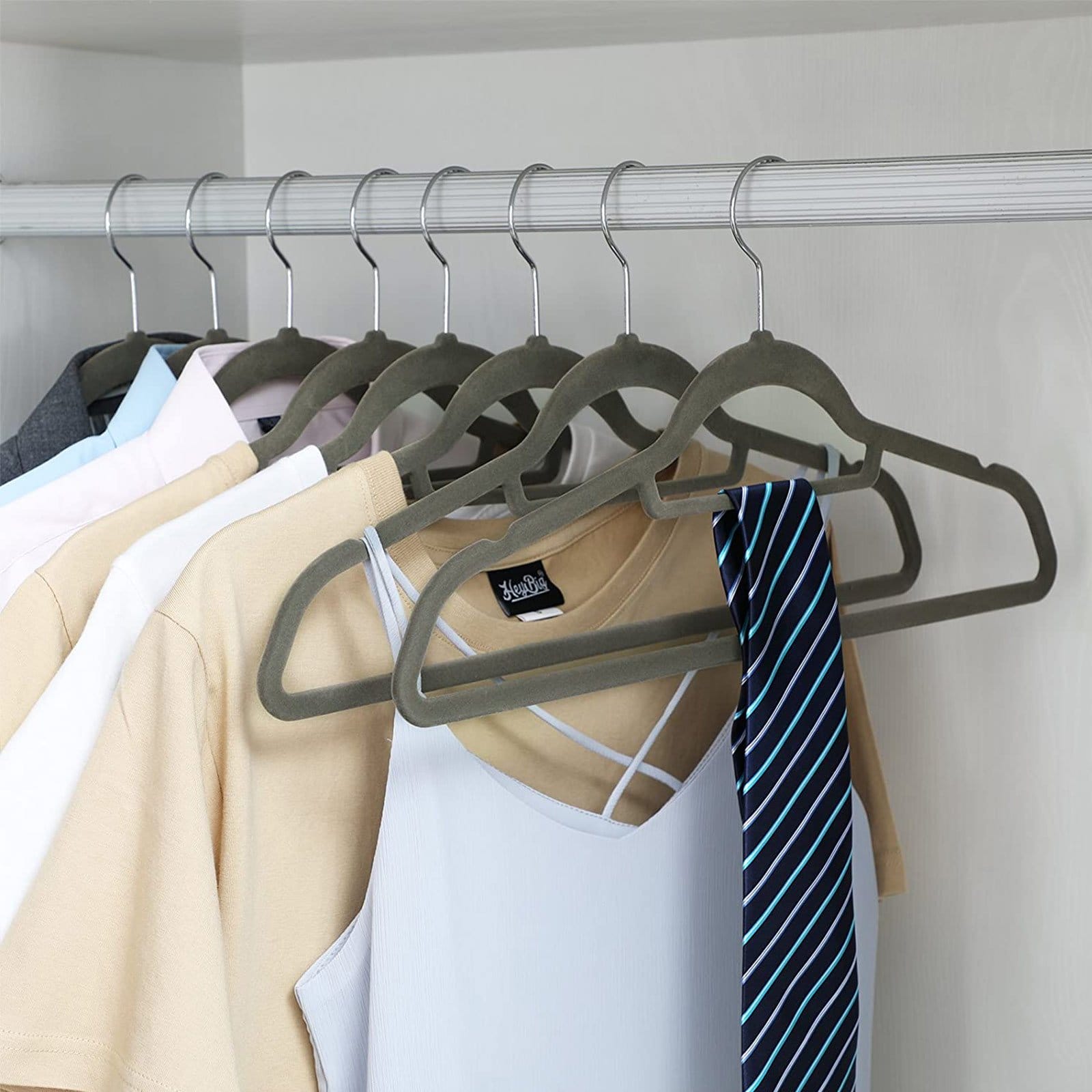 SONGMICS Velvet Hangers, 100 Pack, Non-Slip Clothes Hangers, 0.6 cm Thickness, Space Saving, 360° Swivel Hooks, 43,5 cm Long, for Coat, Jacket, Shirt, Dress, Trousers, Grey CRF100V 3 SONGMICS Velvet Hangers, 100 Pack, Non-Slip Clothes Hangers, 0.6 cm Thickness, Space Saving, 360° Swivel Hooks, 43,5 cm Long, for Coat, Jacket, Shirt, Dress, Trousers, Grey CRF100V - Billede 3