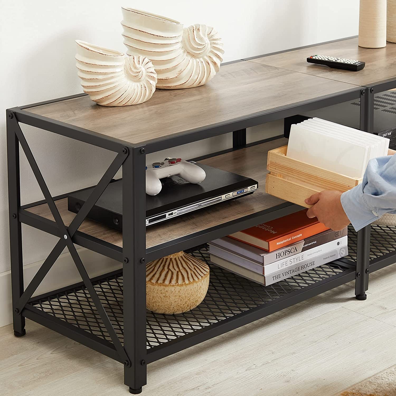 VASAGLE TV Stand for TV up to 65 Inches, TV Table, Entertainment Center, 3-Tier TV Console, Steel Frame, Industrial Style, for Living Room, Greige and Black ULTV094B02 5 VASAGLE TV Stand for TV up to 65 Inches, TV Table, Entertainment Center, 3-Tier TV Console, Steel Frame, Industrial Style, for Living Room, Greige and Black ULTV094B02 - Billede 5