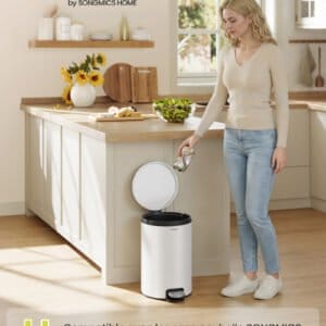 SONGMICS LTB021WZ01 Round Trash Can with 15 Bags, Metal Pedal, Removable Plastic Inner Bucket, Handle, Cushioned Closure, Steel, 20 L, Cloud White